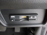 有料道路をキャッシュレスで通行できるETC車載器付きです。運転席足元に設置されています。ETCセットアップ費用は含まれておりません。別途必要となります。