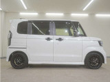 リアには左右スライドドアを採用。狭い駐車場でも開閉しやすく、強風の日でもドアが煽られにくくなっております。小さなお子さまやご年配の方も安心して乗り降りできます。