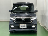 LEDヘッドライトを装備しています。LEDヘッドライトはとても明るく、雨の日や夜間走行も安全・安心です。オートライトコントロール付きで周囲の明るさに応じて自動で点灯・消灯します