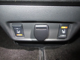 運転席&助手席シートヒーターが付いてます。寒い冬でもスイッチONで座面をあたたかくして、ドライブをさらに快適にしてくれます。HIとLOの2段階に温度設定が可能です。