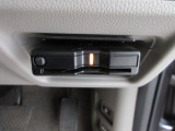 有料道路をキャッシュレスで通行できるETC車載器付きです。運転席足元に設置されています。ETCセットアップ費用は含まれておりません。別途必要となります。