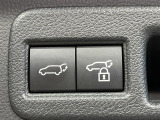 【パワーバックドア】スマートキーや運転席のボタンを押すだけでリアゲートが自動で開閉します!荷物を持っている時や、高い位置にあるバックドアを閉める際に便利な機能です♪