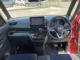 すっきりした運転席周りにはナビやエアコンの操作パネルを設置しておりますので、お一人での運転でもご安心できます。