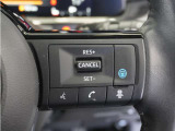 ◆アダプティブクルーズコントロール◆予め設定した車速内でクルマが自動的に加減速。前走車との適切な車間距離を維持しながら追従走行します。