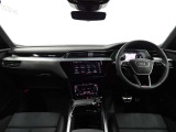 室内の使用感も少なく、まだまだこれから安心して長くお乗りいただけるお車です。