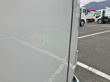 運転席ドアにキズがあります。