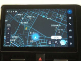 ディスプレイオーディオ(コネクティッドナビ対応)PLUS搭載。T-Connectご契約で2027年6月まで無償で利用できるナビ(期限到来後は有償)と、解約後も利用できる車載ナビが搭載されています。