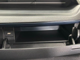 運転席側のインパネアッパーボックスは嬉しい収納!USBソケット付きでスマホの充電もできます!