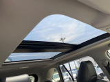 【大型サンルーフ】車内の解放感が一気に上がる大型のパノラマルーフ!季節を問わず開放的で快適なドライブをお楽しみいただけます。流通量も少なく希少価値の高い人気の装備です♪