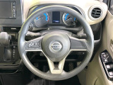インテリアに合わせたデザインのステアリングは、運転される方のことも考え、運転しやすい形状、大きさです。是非一度、実際に触ってお確かめください。