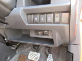 衝突被害軽減ブレーキシステムの一部機能を操作するスイッチやフォグランプスイッチも運転席側インパネのこの位置に。ビルトイン式ETCもその下部に備わります