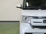 LEDヘッドライトは、点灯の瞬間から光量を発揮し、突然暗くなるトンネルなどでの安定感を高めます。