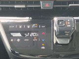 フルオートエアコン搭載。温度設定だけで、車内はいつも快適な空間を維持できます。