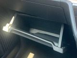 車検証入れなど、いろいろな物が収納できます。
