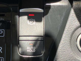 電動ブレーキ&オートホールドでブレーキ力を自動でキープ信号待ちなどの停車時に、ブレーキペダルを踏み続けていなくても自動的にブレーキ力がキープ。ペダルを踏み続けることによる足の疲れを緩和します。