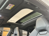 オプション設定のパノラマルーフシステムが装着されておりますので、明るい車内と開放感を提供してくれます