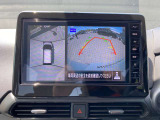 上からまる見え!アラウンドビューモニターの画像です。純正ナビに映してあります。お車を真上から見たような映像をミラーやナビ画面に映し出す事によって、車両の周囲を確認し、駐車時や発進時の運転をサポート。