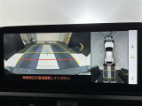 バックカメラの他に上から見下ろしたような画像が見れるアラウンド(全方位)モニター。前後左右を把握できる、すごい機能が装備されています!