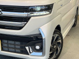 【LEDヘッドライト】悪天候や夜間走行時も良好な視界を確保し安心して運転できる高輝度LEDヘッドライトを装備!点灯速度が早く、消費電力も抑えられています。