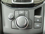 【コマンダーコントロール】  マツダコネクトを手元で操作するスイッチ&ジョグダイヤル。姿勢を変えずに、まっすぐ前を見ながら操作ができます。