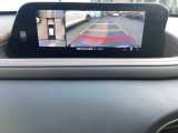 狭い場所での駐車やすれ違いなどでより的確な運転操作に役立つ360&deg;ビューモニターが装備されています。