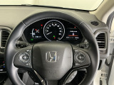 ステアリング右手側に安全運転支援機能のホンダセンシングをコントロールするスイッチ、左手側にオーディオ関連のコントロールスイッチを配置、視線を逸らすことなく運転に集中できます