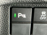 パーキングセンサーシステムは走行中に障害物が迫ると音と表示でお知らせ、低速走行時時の安心感を高めます