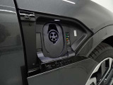 ボディ右側には家庭用充電の差し込み口がございます。カバーの開閉動作からもアウディらしさが感じられます。