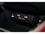 小物の収納に便利なセンタートレイには携帯等のデバイスの充電可能なUSB出力電源付です。