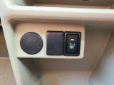シートヒーターは、シートに内蔵された電熱線で座面を温める装備です。エアコンと違って、すぐに温まり、乾燥しにくいのが特徴です。個別にON/OFFできるので、搭乗者の好みに合わせられます。