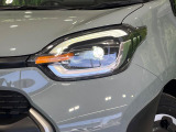 【LEDヘッドライト】悪天候や夜間走行時も良好な視界を確保し安心して運転できる高輝度LEDヘッドライトを装備!点灯速度が早く、消費電力も抑えられています。