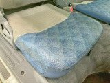 運転席座面にヘタリがあります。