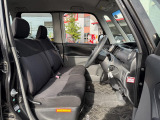 運転席シート廻りは使用感も少なく、良好な状態となっています。前オーナー様が丁寧に使っていたことがよくわかりますね。
