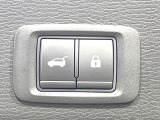 【パワーバックドア】スマートキーや運転席のボタンを押すだけでリアゲートが自動で開閉します!荷物を持っている時や、高い位置にあるバックドアを閉める際に便利な機能です♪