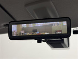【インテリジェントルームミラー】後方に設置されたカメラの映像がルームミラー型の液晶画面に送出されます。トランク内の荷物が満載でも、視界が妨げられることはありません。