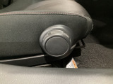 運転席にはドライバーの体型や好みに応じて前後方向だけでなく、高さの調整ができるシートリフターを装備!