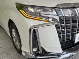 【シーケンシャルターンランプ付きLEDヘッドライト】人気の『流れるウィンカー』付きのLEDヘッドライトを装備♪高級感はもちろん、点灯時は存在感たっぷりで他車からも認識されやすく安心です。