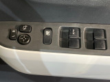 【電動格納ミラー】サイドミラーは電動格納式となっており、狭い駐車場でもキズがつくリスクを抑えられます。