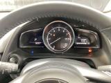 左右対称のスピードメーターで、集中して運転する事ができます。