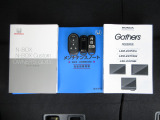 カギをバッグやポケットに入れたままでもドアロックの開閉やエンジン始動ができる『スマートキー』付き!暗くなってもキー穴を捜す必要が無くとっても便利ですから人気の装備です!