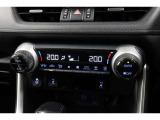 運転席と助手席、それぞれ温度調節ができ、オールシーズン快適なオートエアコンとなっております!