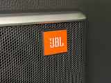 【JBLサウンドシステム】高品位サウンドシステムを搭載。専用のチューニングが施された大小様々なスピーカーから良質なサウンドが奏でられ、臨場感あふれる音響空間を演出します。