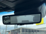 【デジタルインナーミラー】後席の大きな荷物や同乗者で後方が確認しづらい時でも安心!カメラが撮影した車両後方の映像をルームミラー内に表示。クリアな視界で状況の確認が可能です!