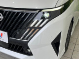 【LEDヘッドライト】悪天候や夜間走行時も良好な視界を確保し安心して運転できる高輝度LEDヘッドライトを装備!点灯速度が早く、消費電力も抑えられています。