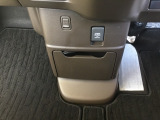 コンビニフックが付いています。ちょっとした荷物が掛けられ、運転中に荷物が転がるのを防げます。あると嬉しい便利な装備です!