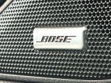 【BOSEサウンドシステム】メーカーオプションの高品位サウンドシステムを搭載。専用のチューニングが施された大小様々なスピーカーから良質なサウンドが奏でられ、臨場感あふれる音響空間を演出します。
