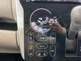 【オートエアコン】一度お好みの温度に設定すれば、車内の温度を検知し風量や温度を自動で調整。暑い&hellip;寒い&hellip;と何度もスイッチ操作をする必要はありません。快適な車内空間には必須の機能ですね♪