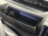 運転席側のインパネアッパーボックスは嬉しい収納!USBソケット付きでスマホの充電もできます!
