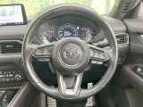 インテリアに合わせたデザインのステアリングは、運転される方のことも考え、運転しやすい形状、大きさです。是非一度、実際に触ってお確かめください。