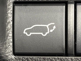 【パワーバックドア】スマートキーや運転席のボタンを押すだけでリアゲートが自動で開閉します!荷物を持っている時や、高い位置にあるバックドアを閉める際に便利な機能です♪